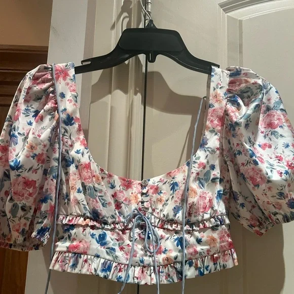 ๐Nwot FOR LOVE & LEMONS Juliet XXS white floral crop silky top - Picture 3 of 16